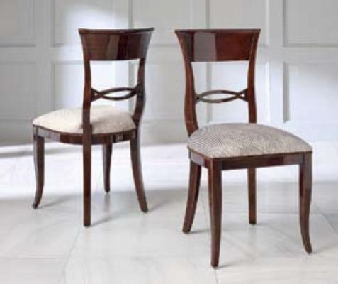 Eleganter Esstisch mit Stühlen in dunkelbrauner Farbe mit glänzender Oberfläche