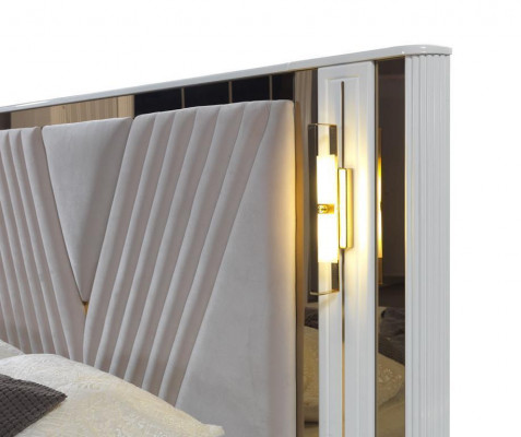 2-Schlafzimmerbett mit Goldverzierungen und passenden Nachttischen