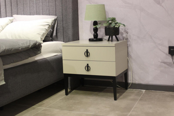 Modern Bett + Bank + 2x Nachttische zugleich Funktional und Komfortabel