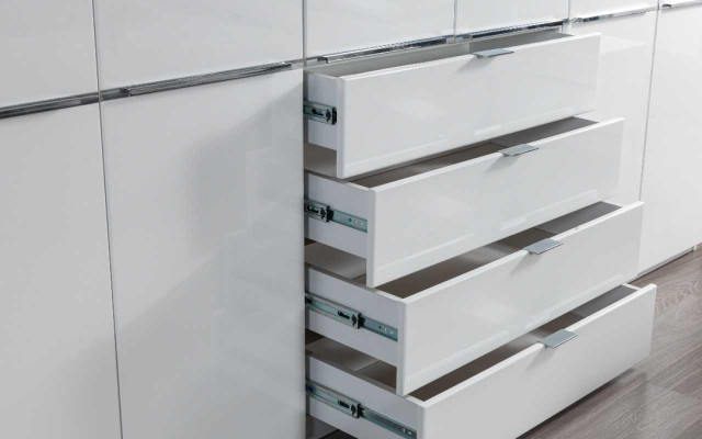 Weiß-Graue Schlafzimmer Möbel Textilbett Nachttisch Kleiderschrank 4tlg