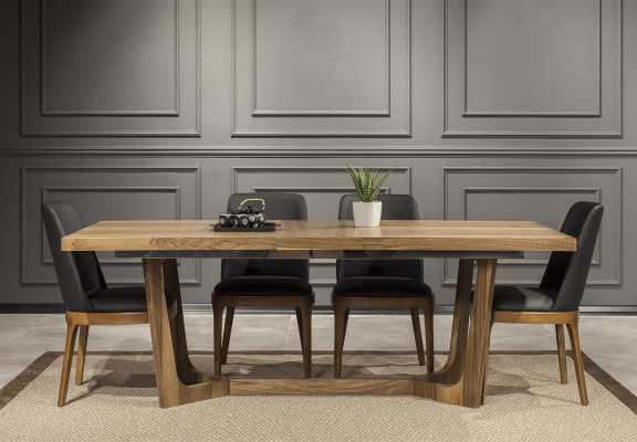 Eleganter Holztisch mit schicken schwarzen Stühlen in modernem Design