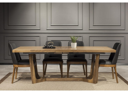 Eleganter Holztisch mit schicken schwarzen Stühlen in modernem Design