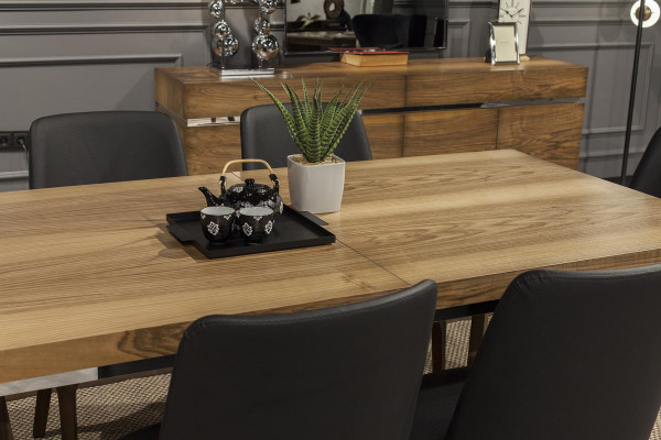 Eleganter Holztisch mit schicken schwarzen Stühlen in modernem Design