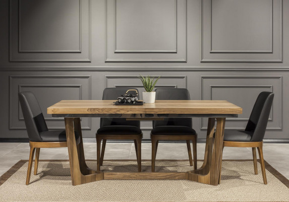 Eleganter Holztisch mit schicken schwarzen Stühlen in modernem Design