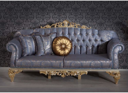 Anspruchsvolles klassisches Sofa im Chesterfield-Design für das Wohnzimmer mit goldenen Kissen