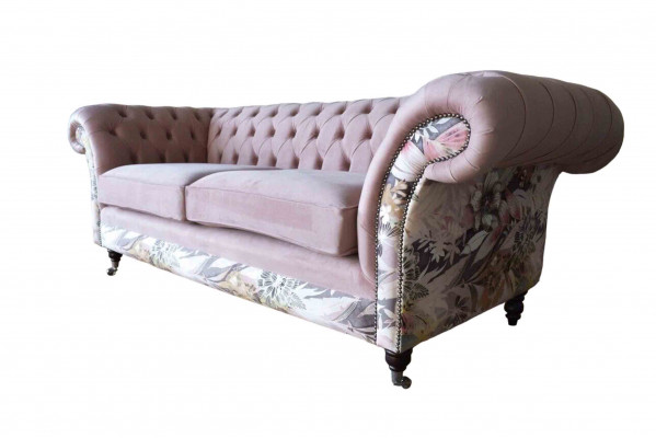 Ein lebhaftes Dreisitzer-Sofa aus Chesterfield mit zartem rosa Blumenmuster 