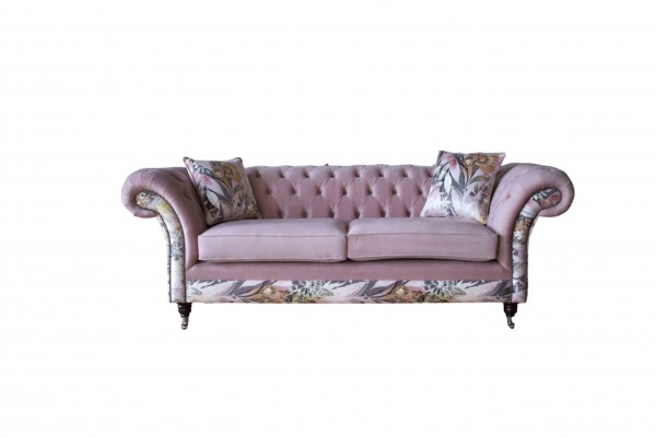 Ein lebhaftes Dreisitzer-Sofa aus Chesterfield mit zartem rosa Blumenmuster 
