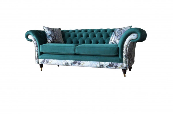 Ein lebhaftes Dreisitzer-Sofa aus Chesterfield in einer zarten Smaragdfarbe mit Blumenmuster