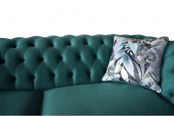Ein lebhaftes Dreisitzer-Sofa aus Chesterfield in einer zarten Smaragdfarbe mit Blumenmuster