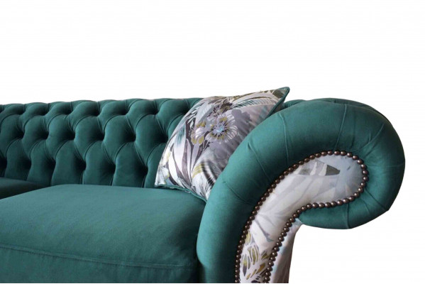 Ein lebhaftes Dreisitzer-Sofa aus Chesterfield in einer zarten Smaragdfarbe mit Blumenmuster