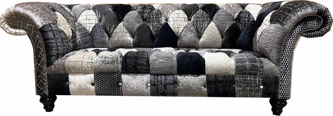 Luxuriöses Samtsofa im Chesterfield-Design mit bunten Karos 