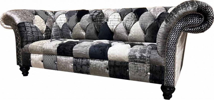 Luxuriöses Samtsofa im Chesterfield-Design mit bunten Karos 