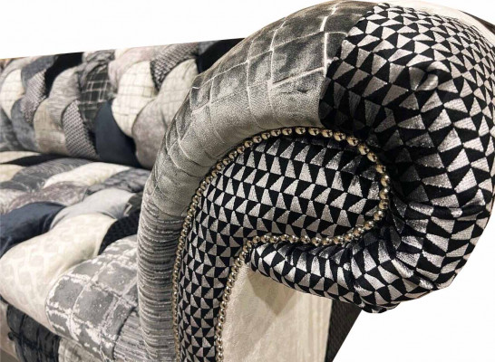 Luxuriöses Samtsofa im Chesterfield-Design mit bunten Karos 
