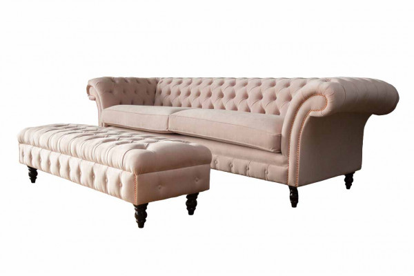 Ein luxuriöses, rosafarbenes Viersitzer-Sofa im Chesterfield-Design, inklusive Sitzkissen 