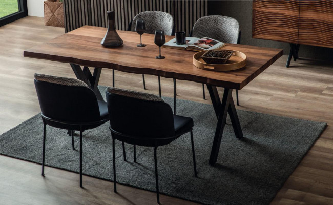 Komplette Braun-Schwarze Essgruppe Designer Holz Esstisch Polsterstühle