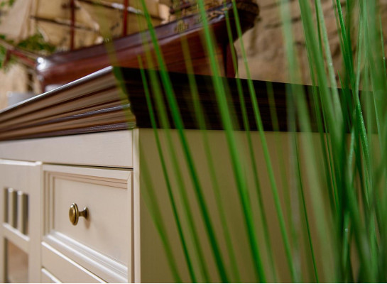 Schrank Holz Schränke Wohnzimmer Anrichte Vitrine Klassische Kommode Kommoden