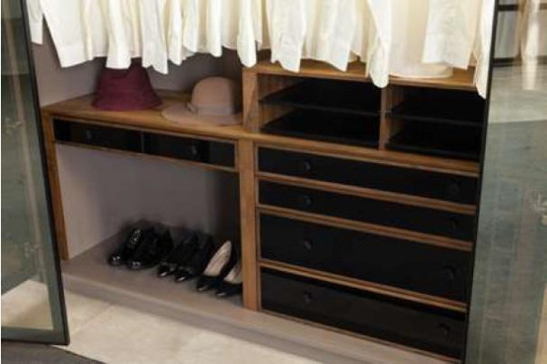Brauner Kleiderschrank für Schlafzimmer mit Stauraum Glastüren
