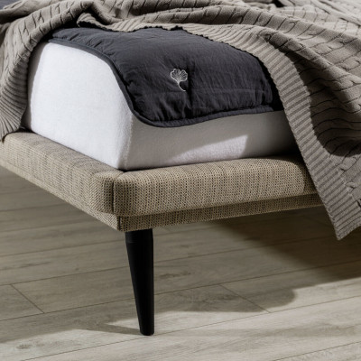 Edle Schlafzimmer Möbel Braunes Textil Bett Designer Holz 2x Nachttische