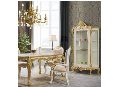 Luxuriöser Esszimmerstuhl in beige-weißen Tönen mit goldenen Einsätzen, klassisch gestaltet