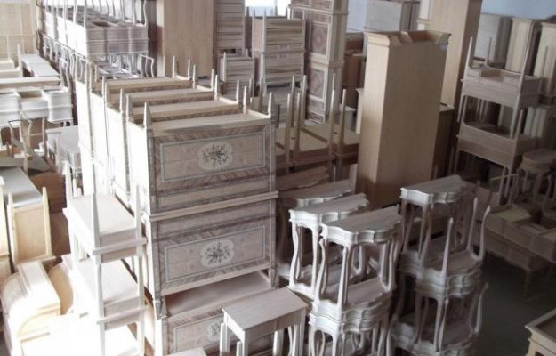 Italienischer Schreibtisch mit ausziehbaren Schubladen aus Massivholz
