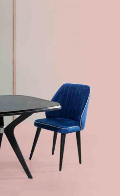 Blau gepolsterter Stuhl mit schwarzen Holzbeinen für Esszimmer helles Modell