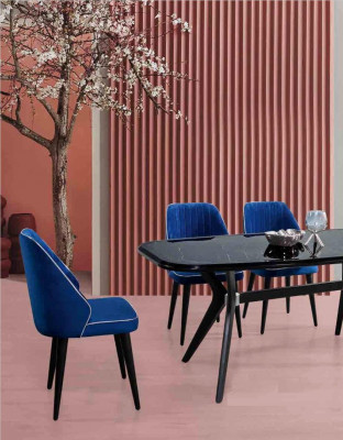 Blau gepolsterter Stuhl mit schwarzen Holzbeinen für Esszimmer helles Modell