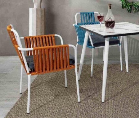 Originalstuhl helle Farbe auf weißen Beinen  Edelstahleinem weichen Sitzkissen