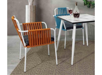 Originalstuhl helle Farbe auf weißen Beinen  Edelstahleinem weichen Sitzkissen