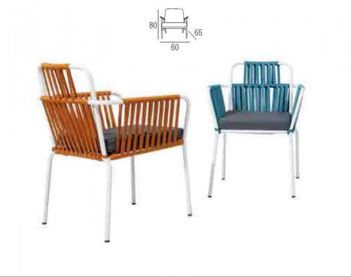 Originalstuhl helle Farbe auf weißen Beinen  Edelstahleinem weichen Sitzkissen