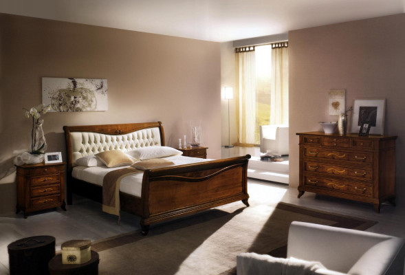 Holzkommode im klassischen Stil auf eleganten Beinen für Wohn- oder Schlafzimmer