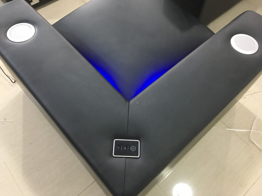 Leder Wohnlandschaft Eckcouch Designer Sofa Ledersofa Couch - USB - SOUND BOXEN