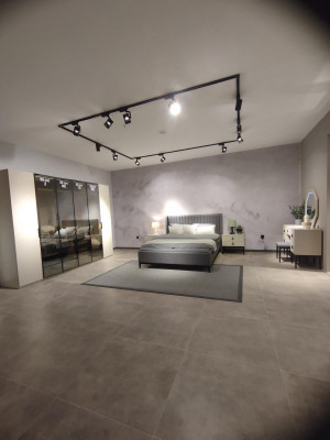 Designer Schlafzimmer Set Bett 2x Nachttische Kleiderschrank Neu und Luxuriös