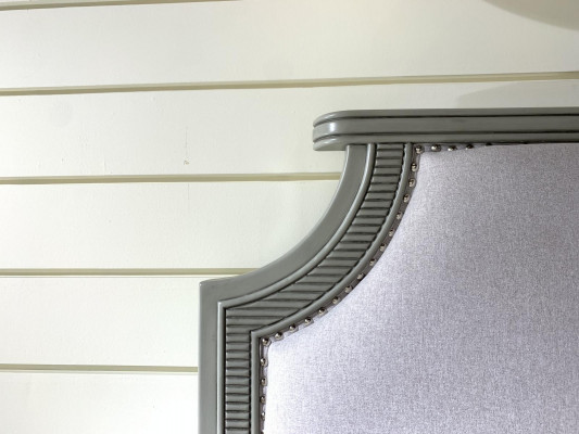 Premium Doppelbett im klassischen Design in Grau mit weißer Lederausstattung