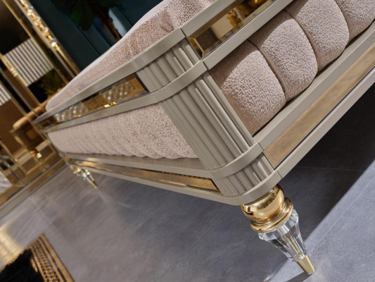 Doppelbett mit zwei Nachttischen in hochwertigem Luxusdesign in Beige mit goldenen Elementen 