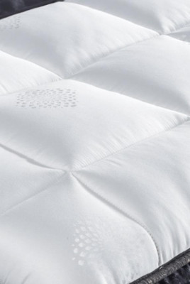 Schwarzes Bett mit Matratze und zwei Nachttischen im Schlafzimmermöbel-Set