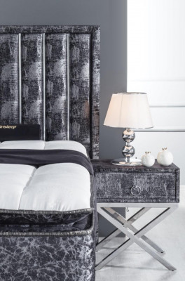 Schwarzes Bett mit Matratze und zwei Nachttischen im Schlafzimmermöbel-Set