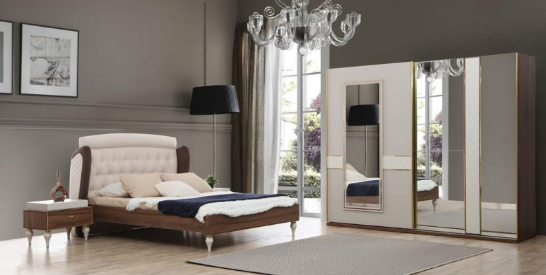 Luxus Kleiderschrank mit vergoldeten Akzenten und Spiegeln
