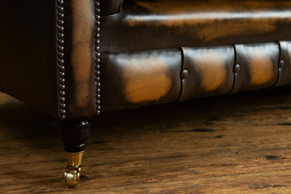 Edler Chesterfield Brauner Dreisitzer Luxus Polster Couchen Designer Sofas