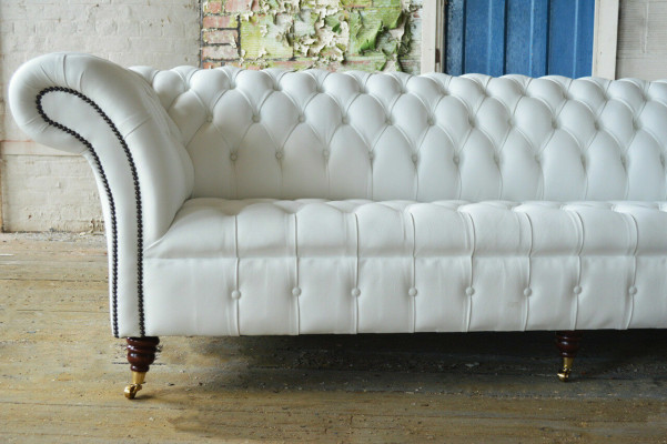 Klassische Chesterfield Couch 4 Sitzer Sofa Couch Samt Leder Design big weiss