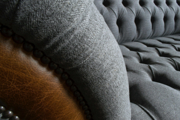 Edler grauer Chesterfield Dreisitzer Luxus Wohnzimmer 3-er Sofa