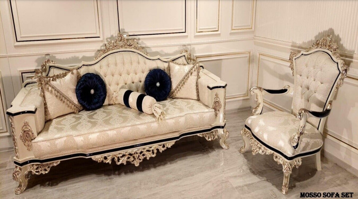 Ein luxuriöser klassischer Sessel in einem beigen Farbton von Chesterfield